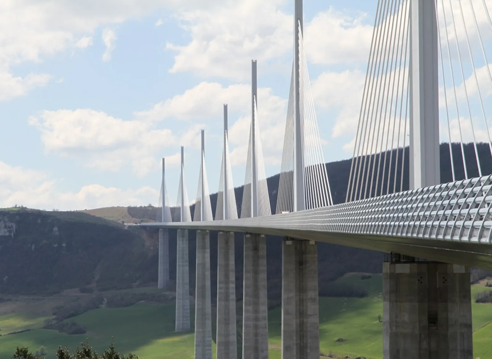 Pont moderne et infrastructure